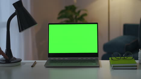 El-Hombre-Está-Apagando-Las-Lámparas-De-Mesa-Y-De-Pie-En-El-Cuaderno-De-La-Sala-De-Trabajo-Con-Pantalla-Verde-Para-La-Tecnología-De-Clave-Cromática-En-El-Interior-De-La-Oficina-En-Casa.